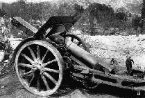 15-см тяжелая полевая гаубица. Накатник разбит осколком вражеского снаряда и ствол находится в положении максимального отката 15-см тяжелая полевая гаубица. Накатник разбит осколком вражеского снаряда и ствол находится в положении максимального отката