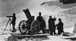 7,5-см горная пушка М15 установлена на платформе для ведения кругового огня и готова к гаубичной стрельбе. Уникальность этого орудия фирмы Skoda заключалась в возможности стрельбы и в качестве пушки, и в качестве гаубицы