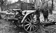 Артиллерийский парк, январь 1917 года. На переднем плане 10-см полевая гаубица М14, поврежденная разорвавшимся в стволе снарядом. Дальше за ней 10-см полевая гаубица М99 и 8-см полевые пушки М5/8 Артиллерийский парк, январь 1917 года. На переднем плане 10-см полевая гаубица М14, поврежденная разорвавшимся в стволе снарядом. Дальше за ней 10-см полевая гаубица М99 и 8-см полевые пушки М5/8