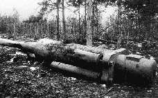 Ствол 38-см тяжелой гаубицы М16. Артиллерийская позиция была разрушена вражеским арт-огнем при помощи авиационного корректировщика