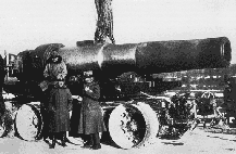 Захваченная итальянцами в ноябре 1918 года во время перевозки 42-см тяжелая гаубица М17. На фотографии – ствол на специальном прицепе Захваченная итальянцами в ноябре 1918 года во время перевозки 42-см тяжелая гаубица М17. На фотографии – ствол на специальном прицепе