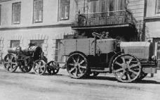 Транспортировка ствола 30,5-см мортиры М11 при помощи тягача Skoda-Daimler 80 HP и специального прицепа. Такие системы предполагались только для перевозки 30,5-см мортир Транспортировка ствола 30,5-см мортиры М11 при помощи тягача Skoda-Daimler 80 HP и специального прицепа. Такие системы предполагались только для перевозки 30,5-см мортир