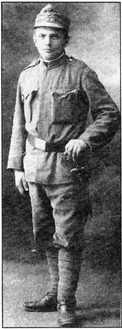 Пехотинец в полевой форме. 1915 г. Пехотинец в полевой форме. 1915 г.