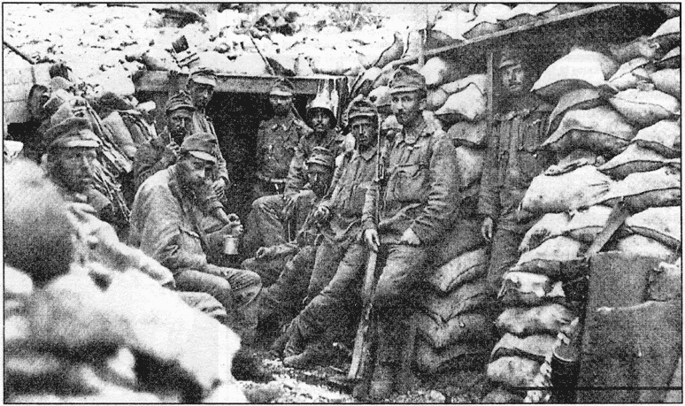 Группа австрийских пехотинцев в окопе