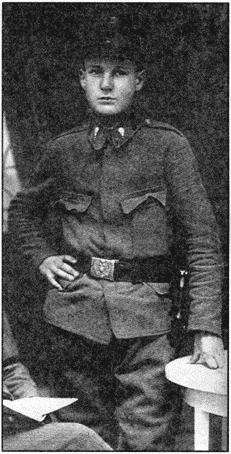 Рядовой воздухоплавательной роты в форме военного времени. 1918 г. Рядовой воздухоплавательной роты в форме военного времени. 1918 г.