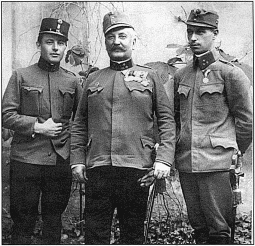 Группа  австрийских офицеров в выходной форме. Зима 1917 г.