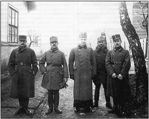 Группа офицеров с военным священником. Окрестности Львова, 1915 г. Группа офицеров с военным священником. Окрестности Львова, 1915 г.