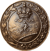 Знак изготовлялся из цинкового сплава (Kriegsmetall). Изображенный здесь образец является гальванической копией. D = 45 mm.