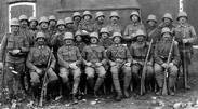 Военнослужащие этого пехотного взвода экипированы стальными шлемами "герменской модели" и "Берндорф"