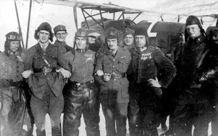 Экипаж сбитого R.E.8 вместе с австрийскими летчиками. В первом ряду (слева-направо): австриец, англичанин, Кенциан, англичанин, Киш, австриец. На заднем плане - 153.47