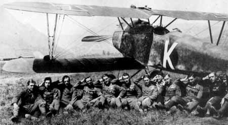 Летчики Flik 55J перед самолетом Киша, начало мая 1918 г.