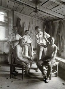 Гоління волосся на голові та тілі перед очищенням (1918 рік)