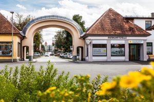 Колишня в’їзна брама до табору, де зараз розташований невеликий музей. м. Гмюнд, Австрія.