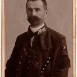 Невідомий чиновник VIII рангового класу в службовому мундирі. Важко визначити хто він – гірник чи солевар. Фотосалон З. Фрая в Стрию. З колекції автора.